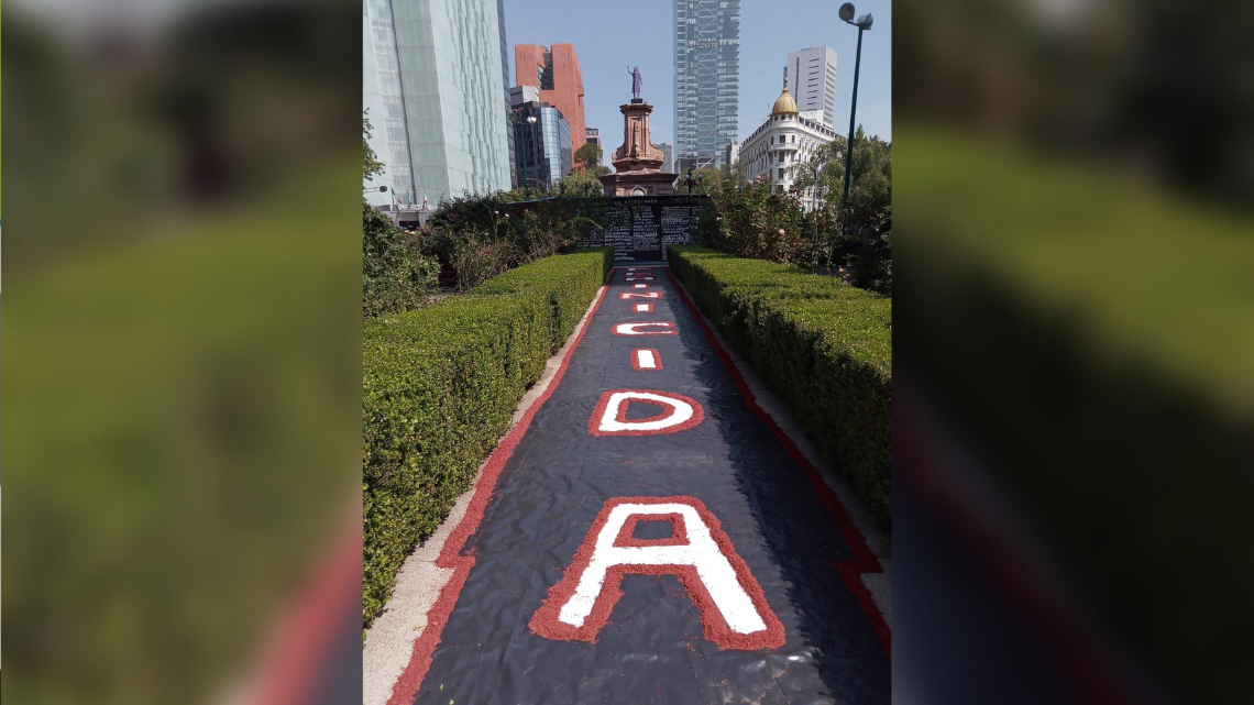 Instalan ofrenda por feminicidios en la Glorieta de las Mujeres que Luchan