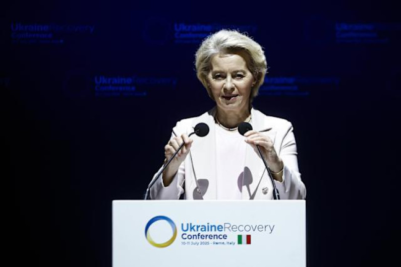 UE insiste en negociar con EU tras nuevos aranceles de Trump, aunque no descarta represalias