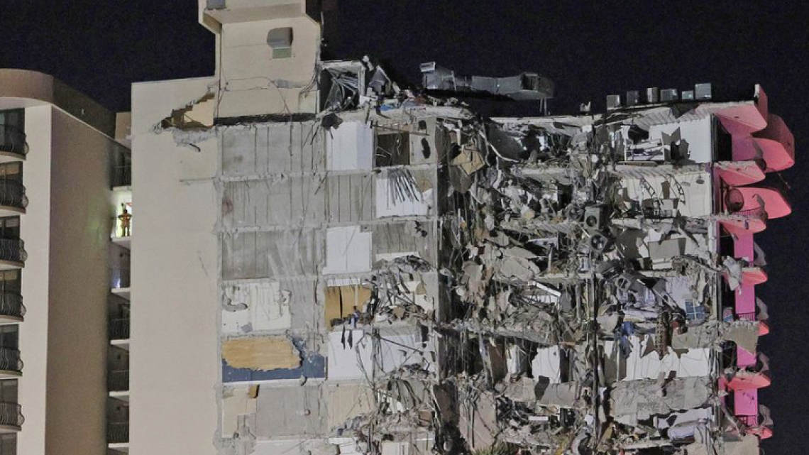 Al menos un muerto al derrumbarse parte de un edificio en Miami