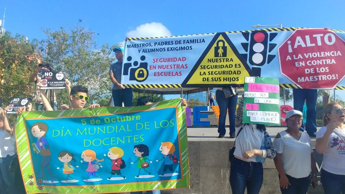 Protestan maestros a favor de la seguridad en las escuelas