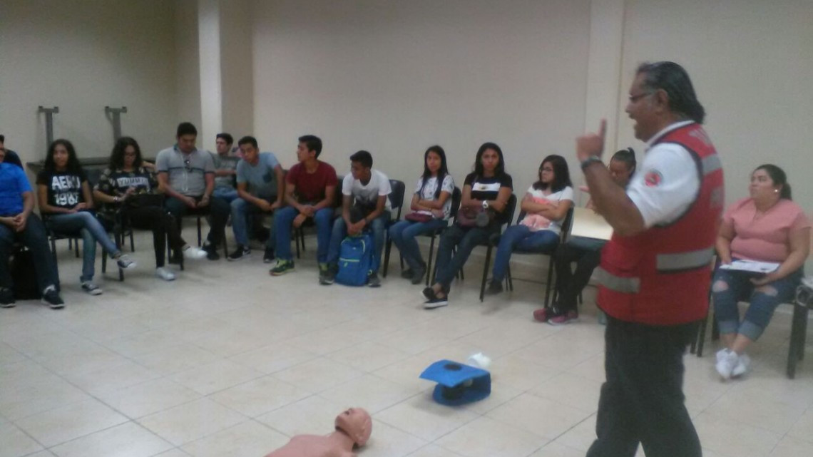 Capacitan a personal encargado de campamentos de verano