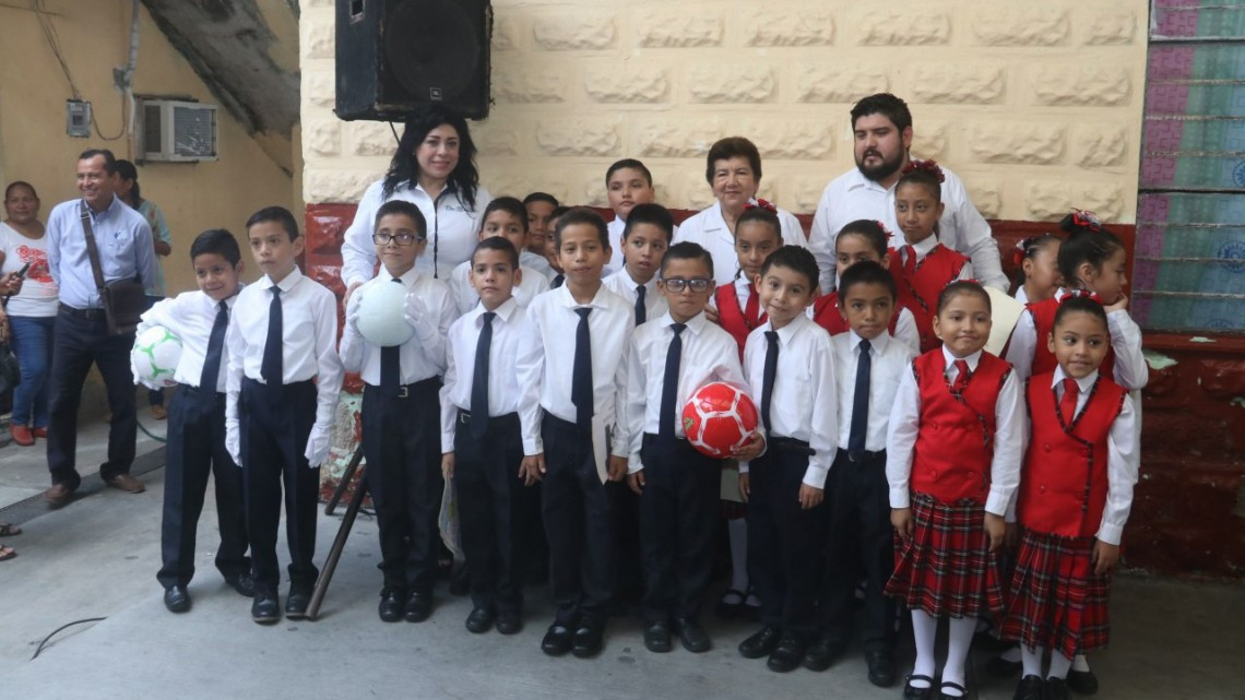 Ofrece Magda Peraza beneficios a la primaria Pedro J. Méndez