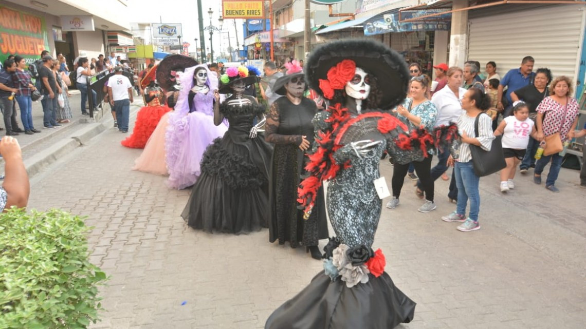 Desfile de Catrinas enaltece tradiciones mexicanas