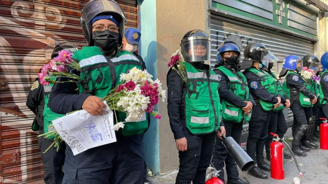 8M: Feministas regalan flores a mujeres policías durante marcha