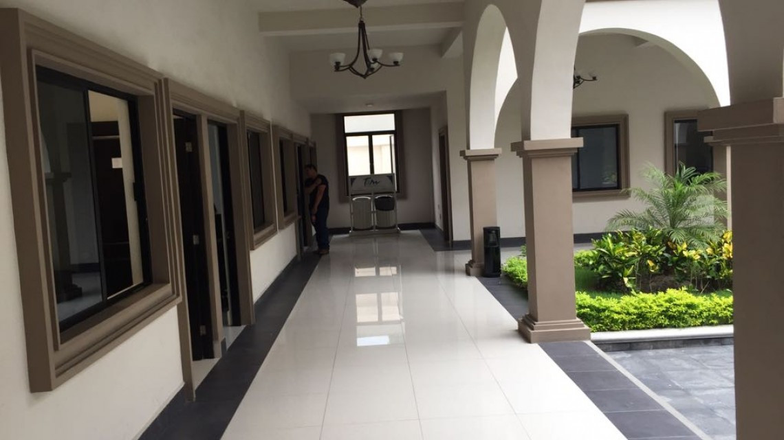 Funcionarios municipales atentos durante proceso de campañas