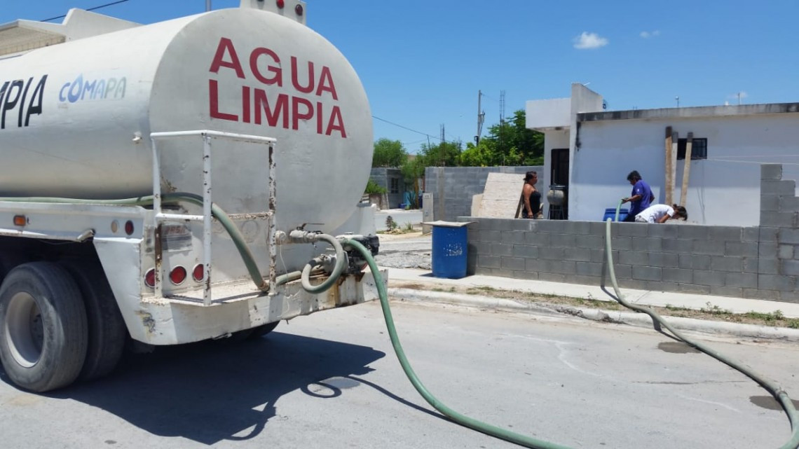 Pipas continúan entregando agua