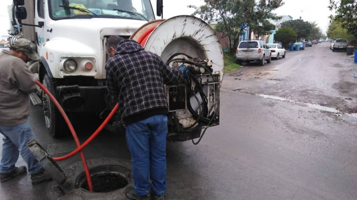 Comapa trabaja con equipo vactor
