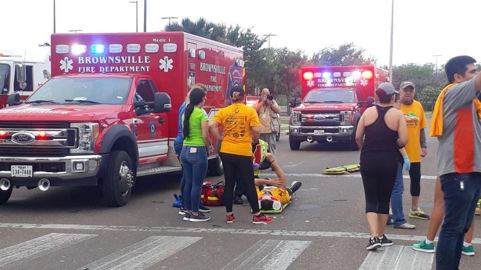 Estructura metálica aplasta a corredores