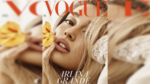 Ariana Grande rubia y con pelo suelto