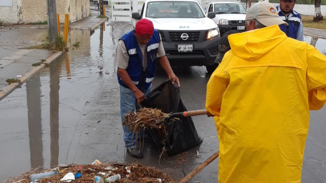 Desazolvan cuadrillas municipales sistema pluvial