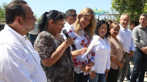 Reconocen a Alcaldesa beneficios de pavimentación