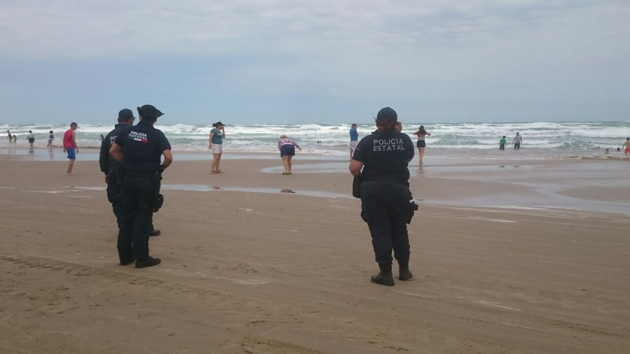 A pesar de fuertes vientos, playa tesoro registra afluencia
