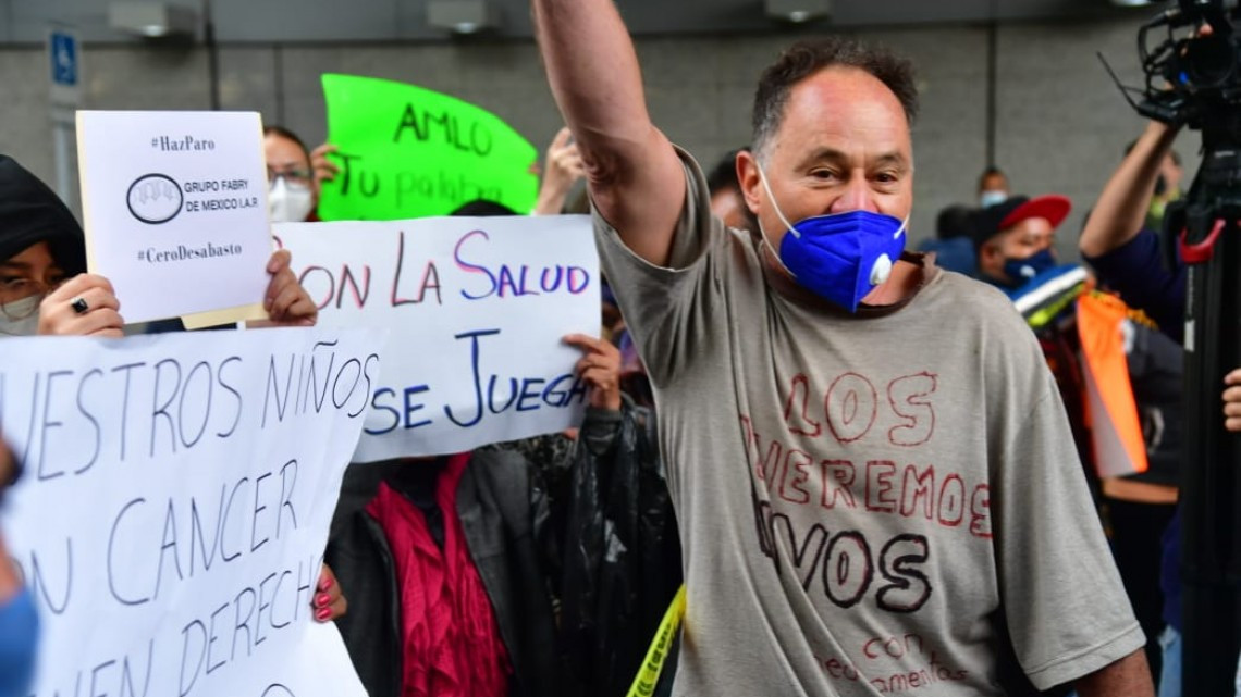 Bloquean padres de niños con cáncer instalaciones del AICM