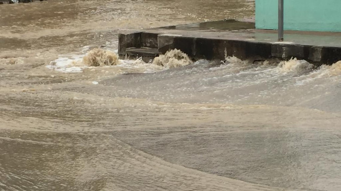 Enorme fuga de agua deja sin el servicio a cientos de familias en norte de Tampico