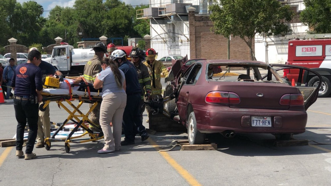 Celebran bomberos su día con exhibición en Matamoros