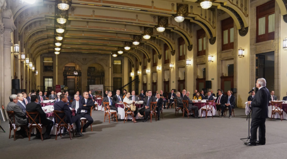 Realiza AMLO cena con empresarios; los invita a participar en el "Gran Sorteo Especial" de la Lotería Nacional 