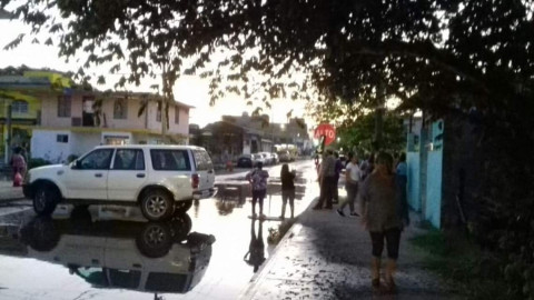 Bloquean calles para exigir reparación de fuga de aguas negras