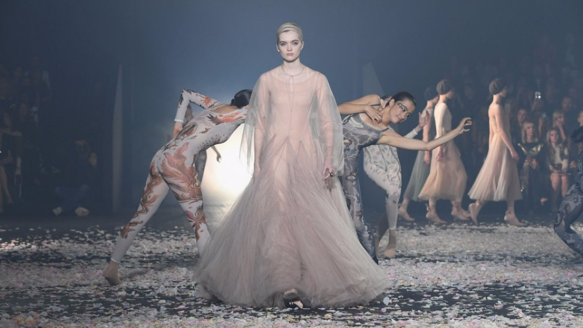 Dior arranca Paris Fashion Week con danza