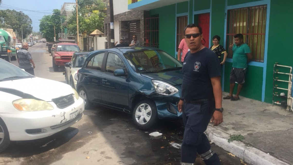 Choque entre tres unidades deja dos mujeres lesionadas