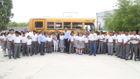Entrega Maki Ortiz camión reparado a telesecundaria