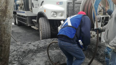 Comapa trabaja con equipo vactor