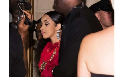Cardi B le lanza un zapato a Nicki Minaje en el New York Fashion Week 