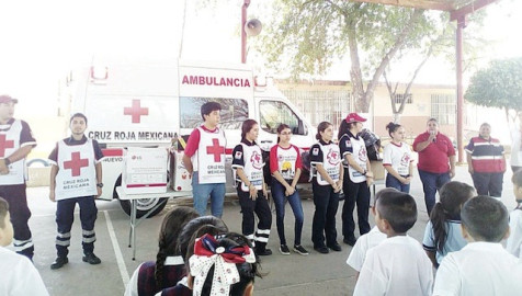 ‘Socorren’ a niños y les dan mochilas