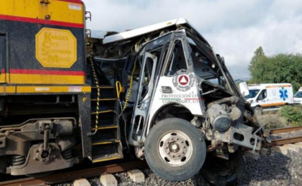 Choque entre tren y autobús deja al menos cinco muertos en Guanajuato