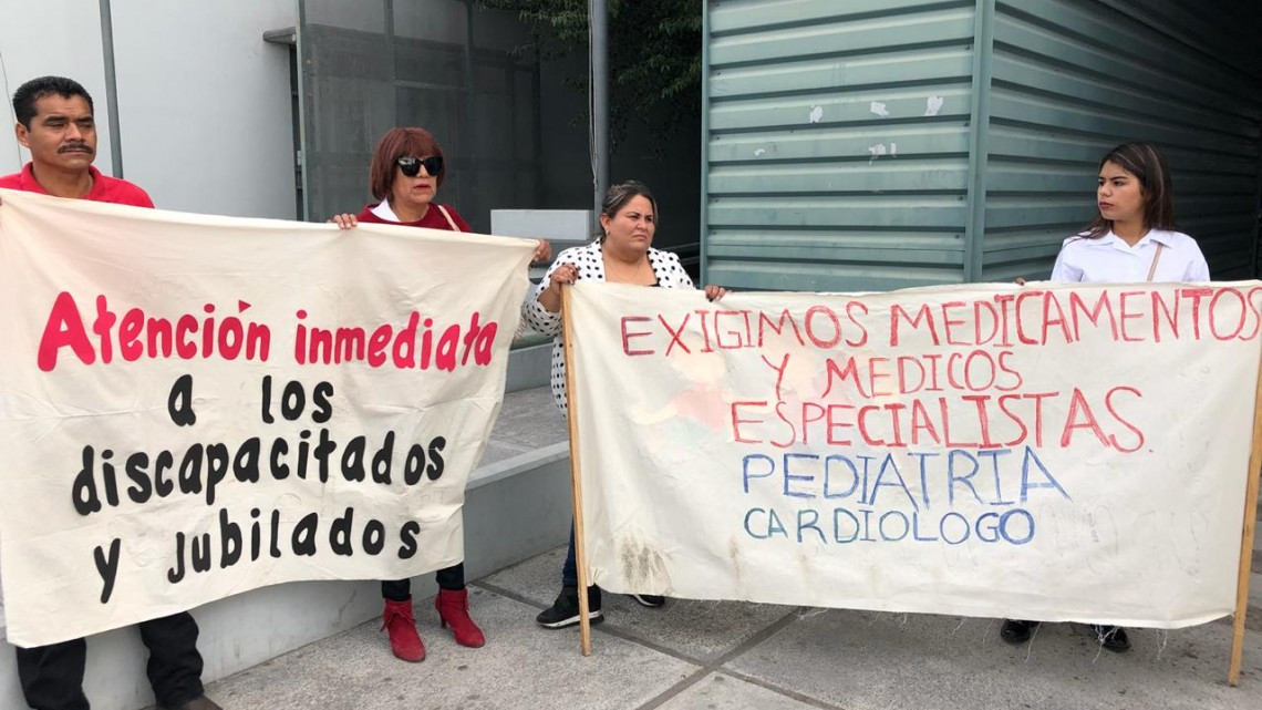 Se manifiestan maestros afuera del ISSSTE Matamoros 