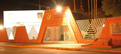 Con tremendo calor estudiantes de la UAT Nuevo Laredo en plena Graduación
