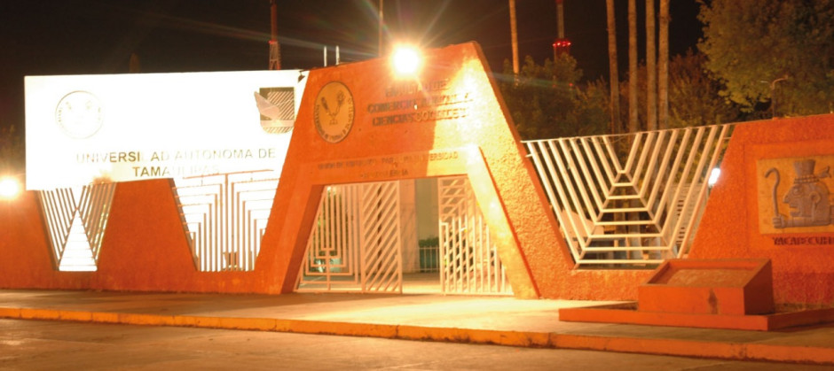 Con tremendo calor estudiantes de la UAT Nuevo Laredo en plena Graduación