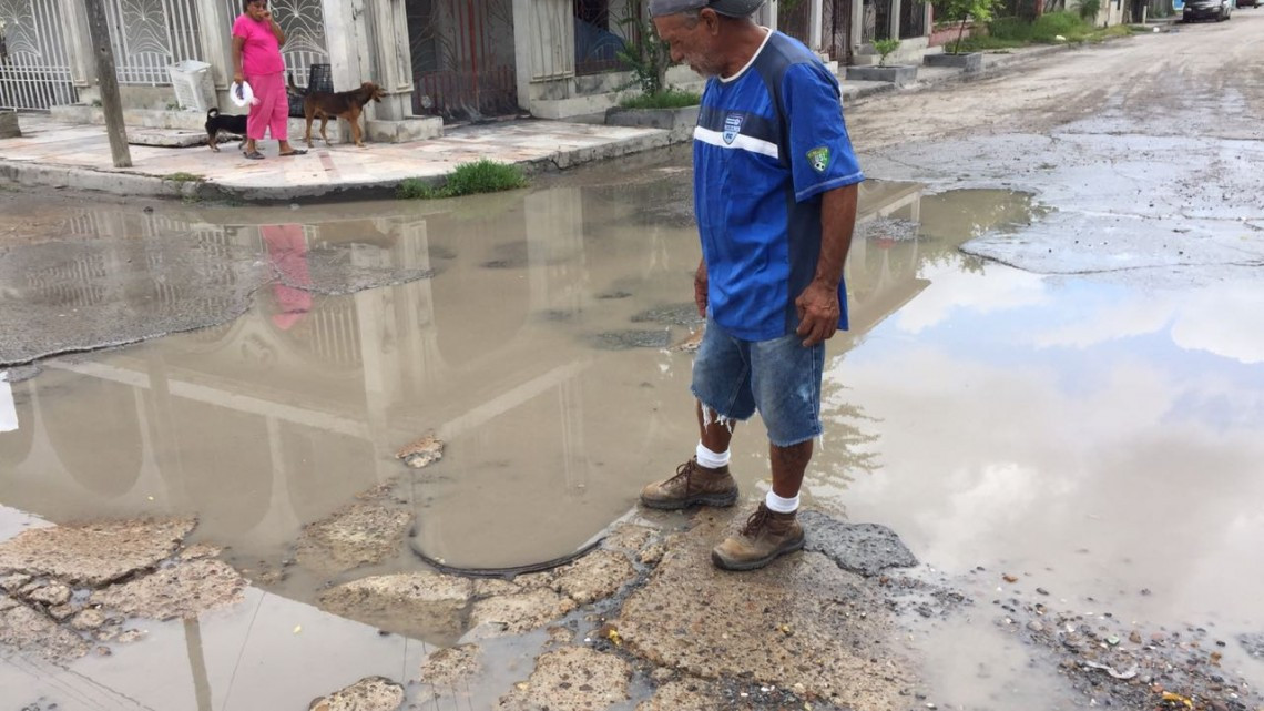 Vecinos de la Popular habitan entre aguas negras 