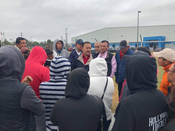 Inician retiro de banderas rojinegras en fábricas