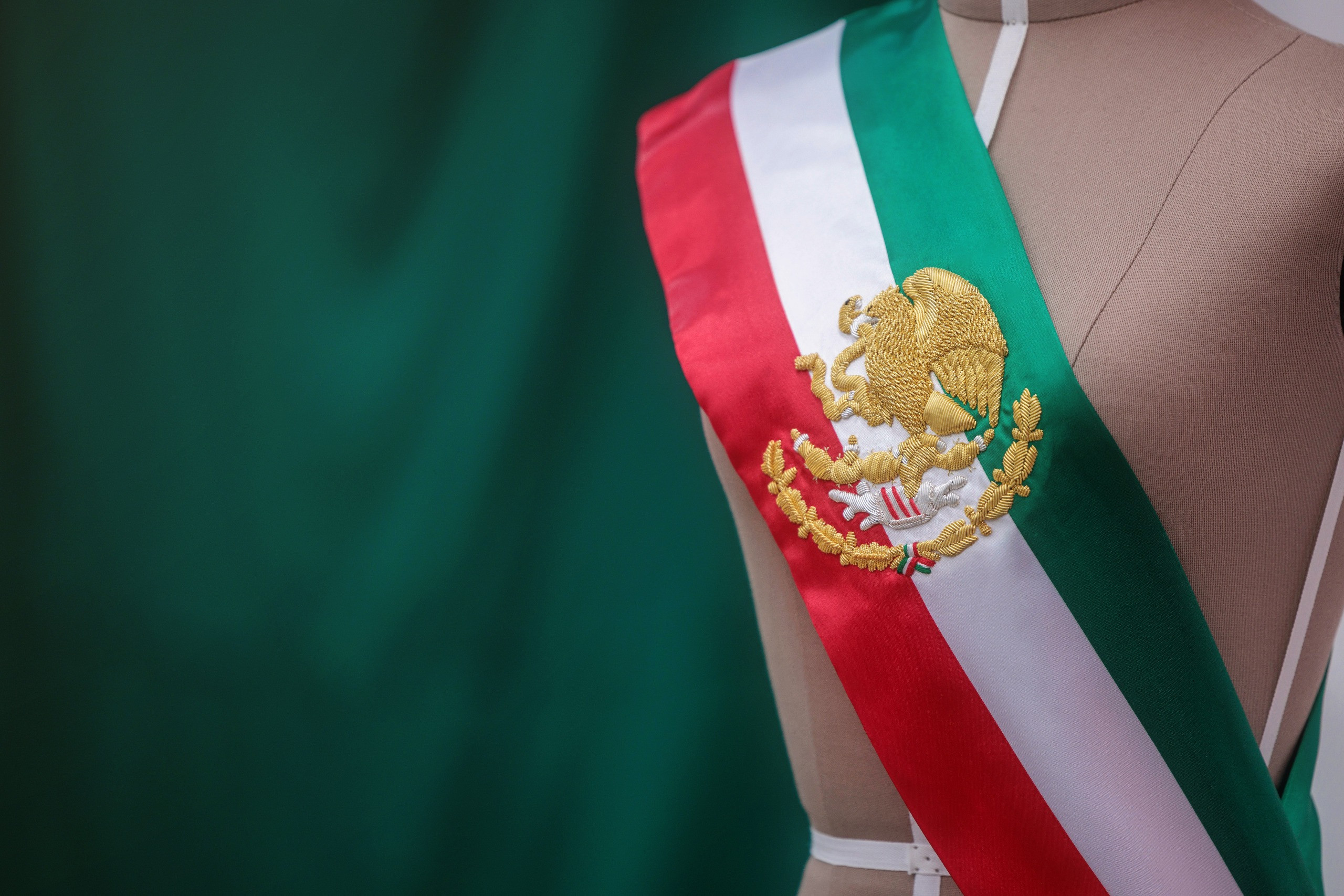  Sheinbaum presenta la banda presidencial que portará en su primer Grito de Independencia