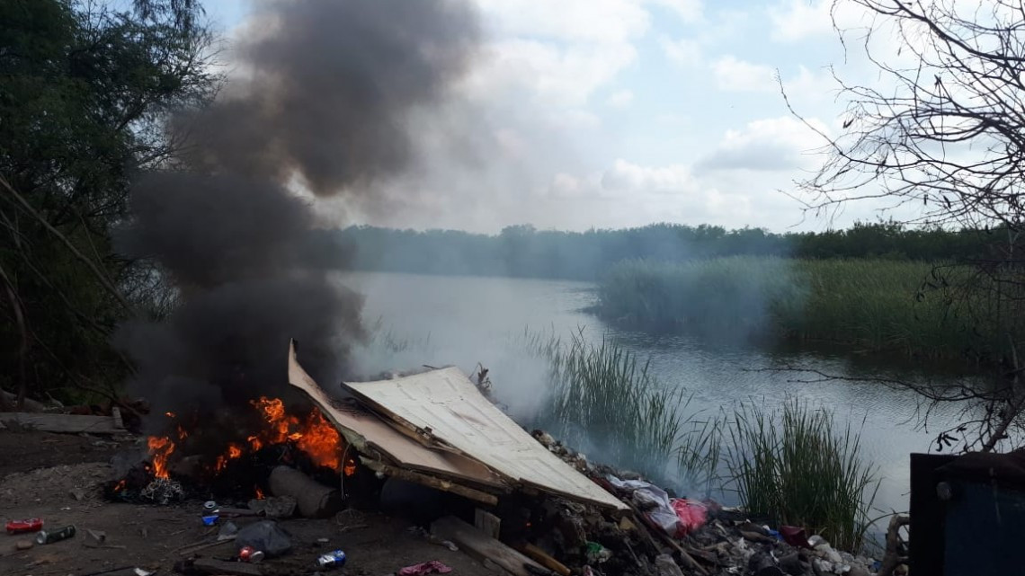 ¡Grasa orgánica y desechos clínicos en inmediaciones de sistema lagunar!