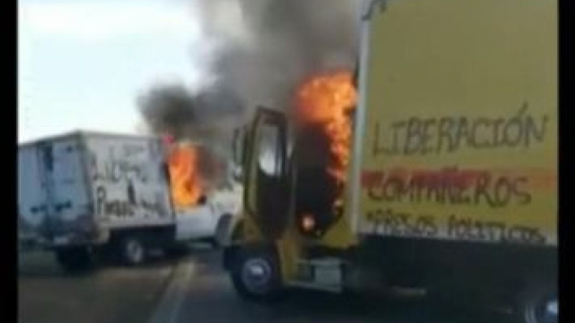 Normalistas queman 10 vehículos en Michoacán