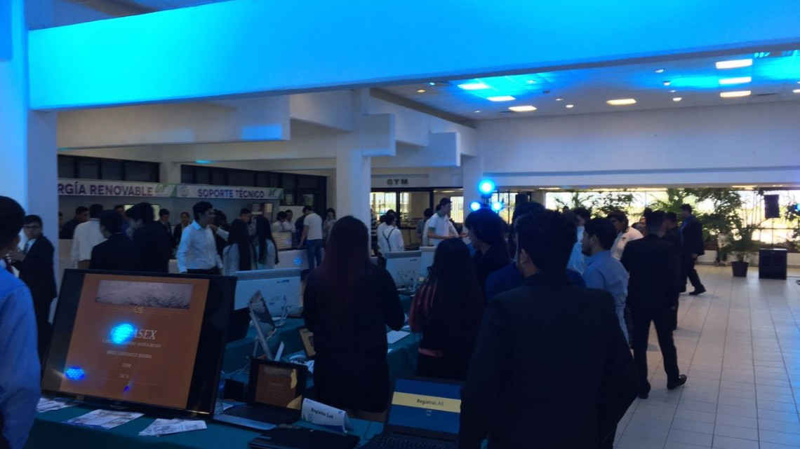 Presentan alumnos proyectos tecnológicos a empresarios