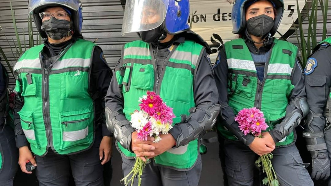 8M: Feministas regalan flores a mujeres policías durante marcha