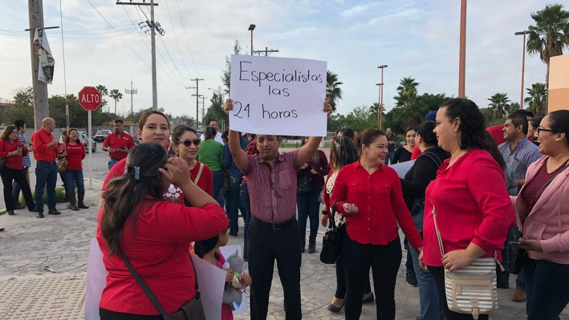 Se manifiestan maestros afuera del ISSSTE Matamoros 