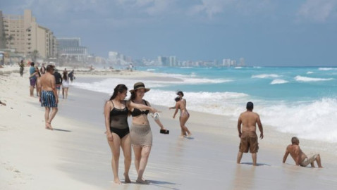 Advierte gobernador de Quintana Roo riesgo de volver al confinamiento tras aumento de casos 