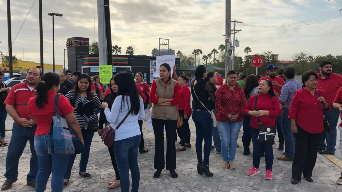 Se manifiestan maestros afuera del ISSSTE Matamoros 