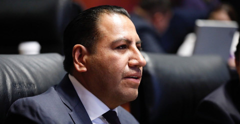 No hay orden de aprehensión contra CDV, solo ficha roja: presidente del senado, Eduardo Ramírez