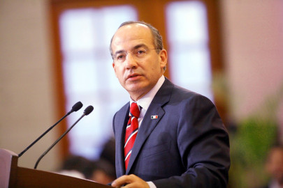 Calderón dona su pensión a fundación para niños con cáncer 