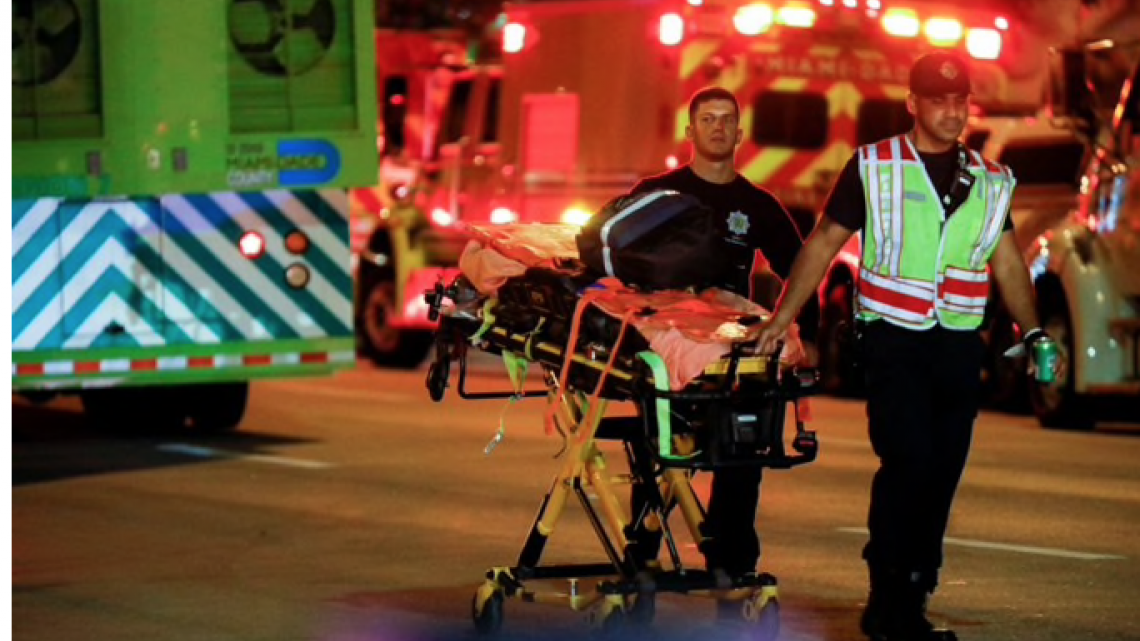Al menos un muerto al derrumbarse parte de un edificio en Miami