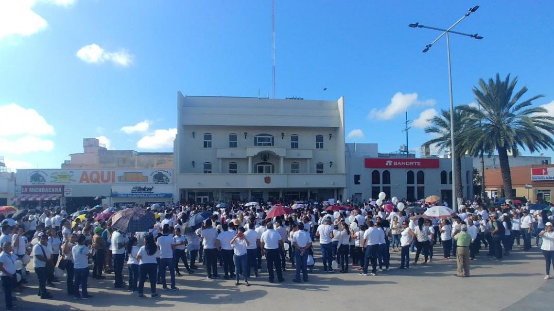 Protestan maestros a favor de la seguridad en las escuelas