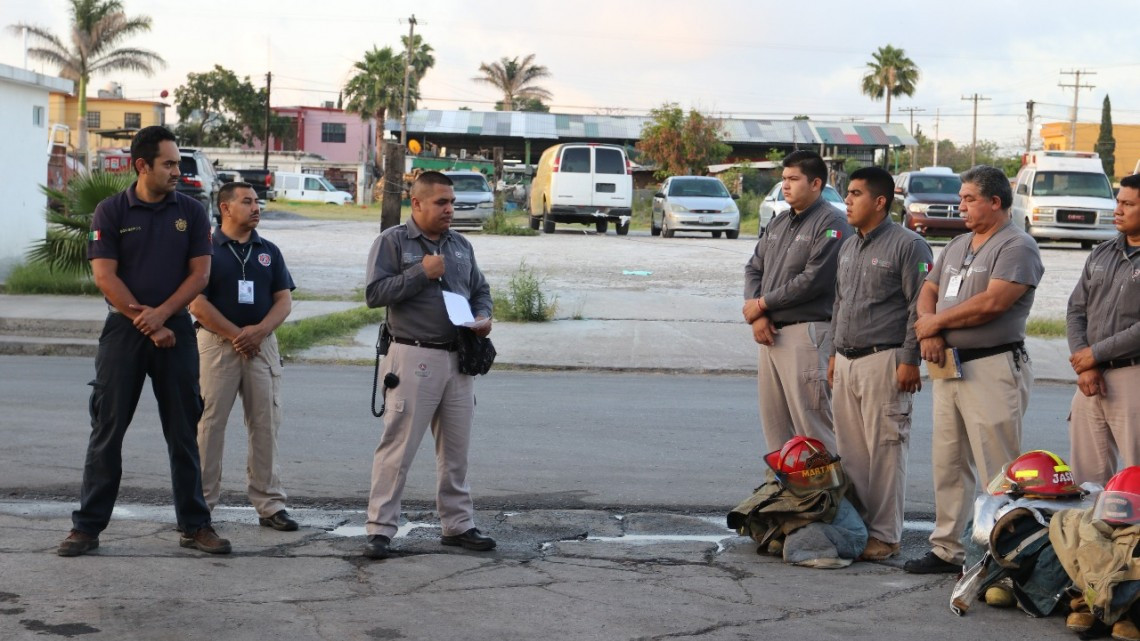 Reconocen a bombero por salvar a migrantes