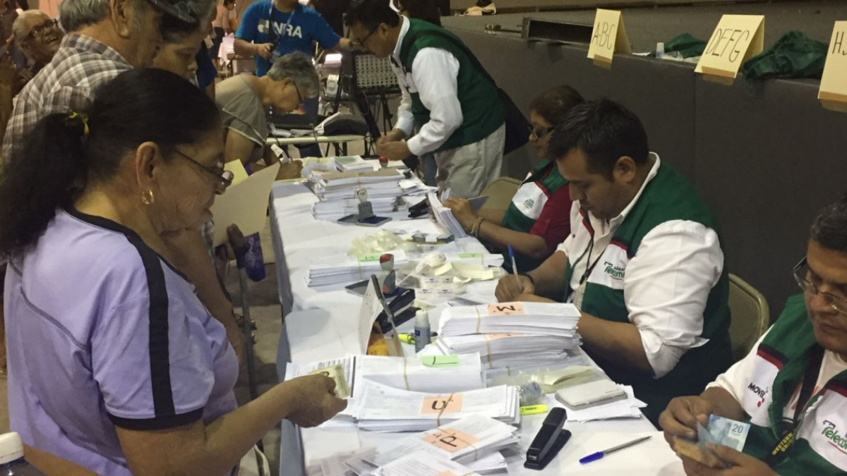 Entregan apoyos y renuevan tarjetas de 65 y Más 