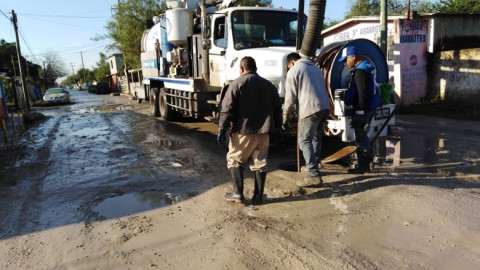 Comapa trabaja con equipo vactor