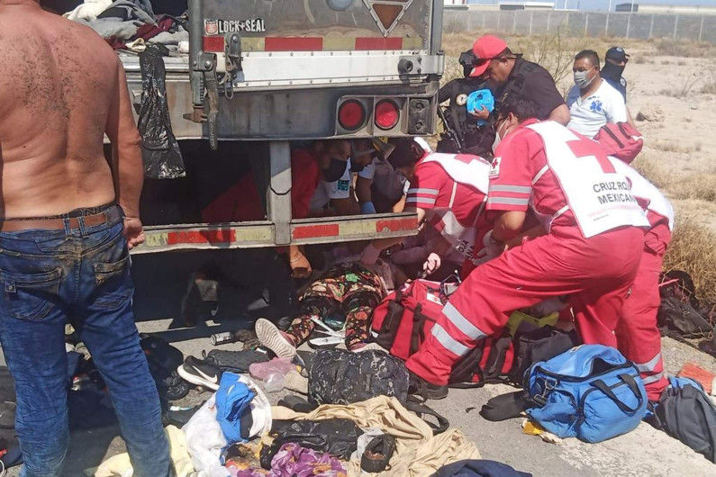 Rescatan a 160 migrantes en Coahuila que fueron abandonados en una caja de tráiler 
