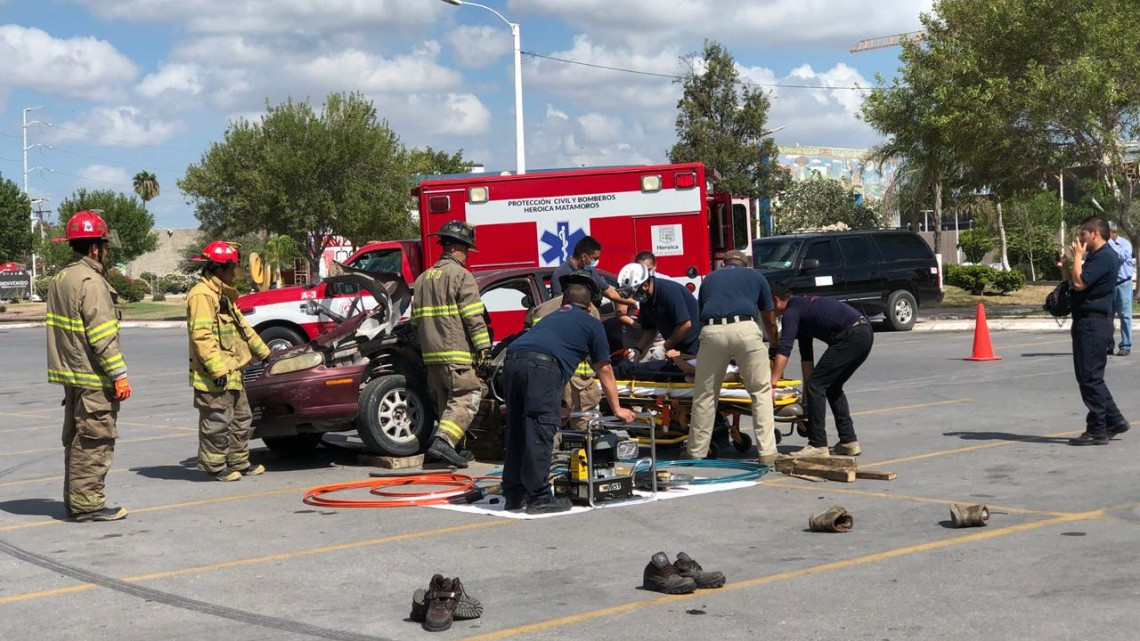 Celebran bomberos su día con exhibición en Matamoros